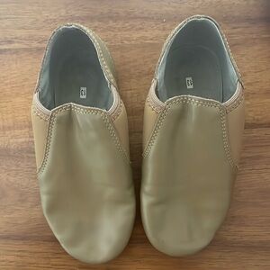Size 13 tan jazz shoe